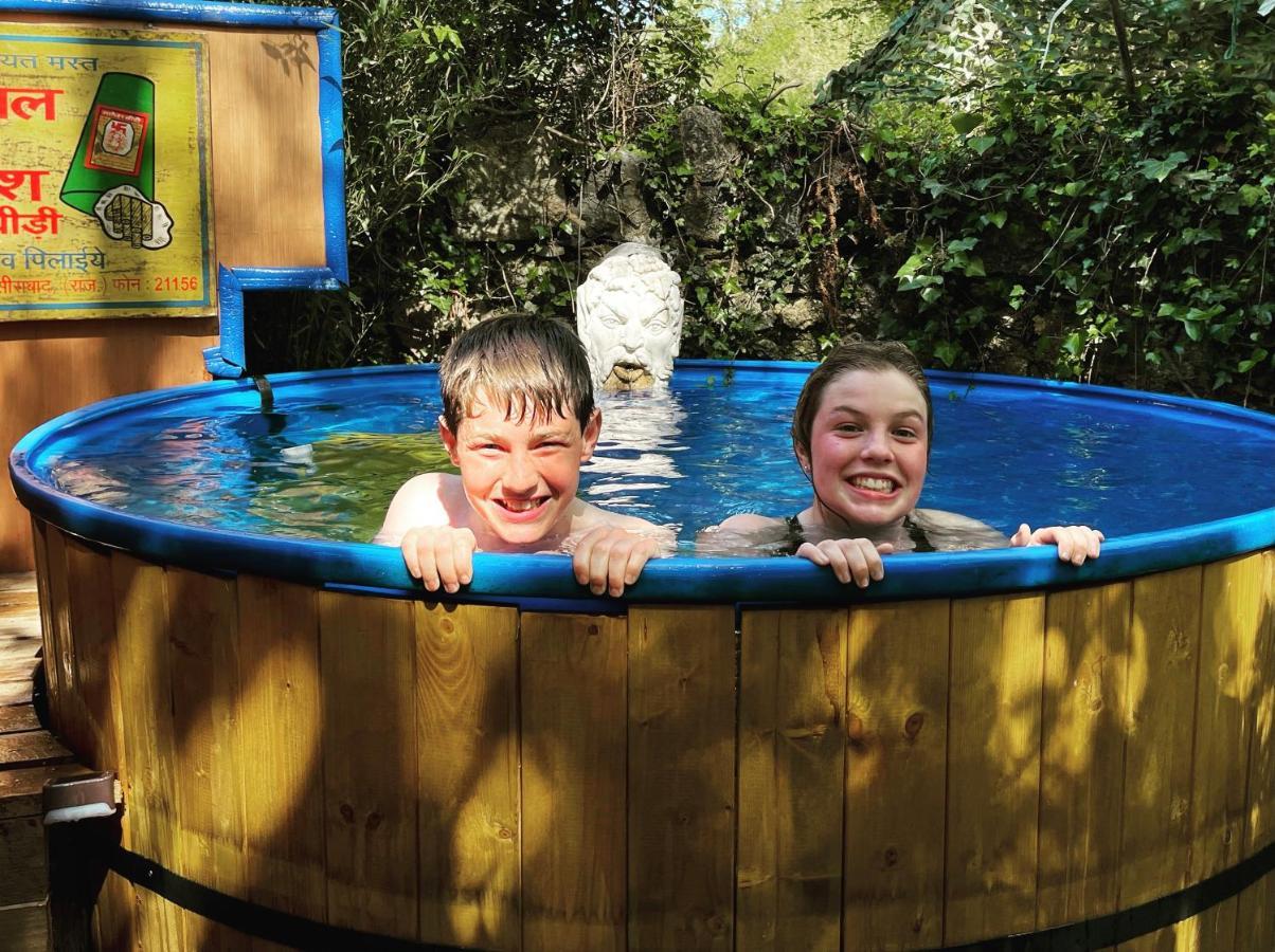Retro Private Lodge With Hot Tub Nr Dartmoor นิวตันแอบบ็อต ภายนอก รูปภาพ
